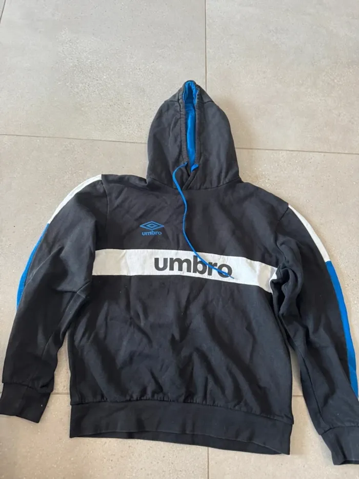 Sweat à capuche Umbro, taille M, très bon état