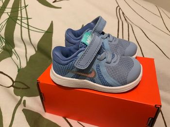 Tennis basket neuf Nike révolution fille 19,5