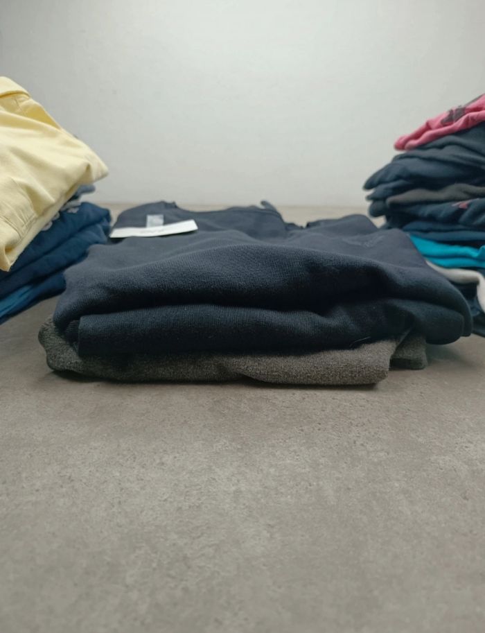 Lot de 32  Vêtements à 80€ soit 2,50€ l'unité - tee-shirt,  polos, pulls et chemise - photo numéro 10