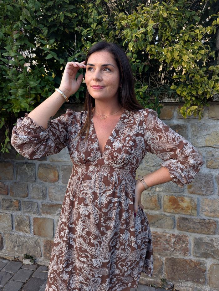 Robe fluide Strasbourg marron/beige
Taille M = ok pour 38
Col en V, doublée, motif bandana - photo numéro 3