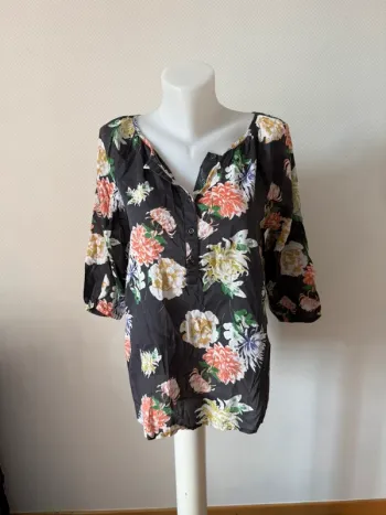 Blouse noir à fleur en très bon état taille S timezone