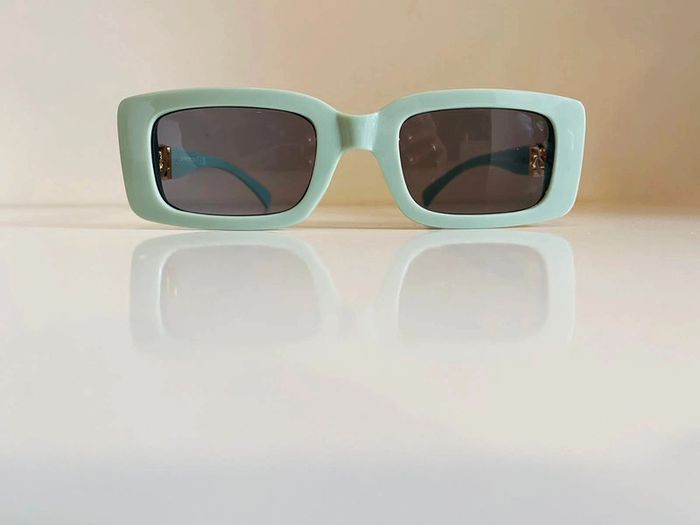 Lunette de soleil couleur vert pistache bras en chaîne dorée UV protection catégorie 2 taille small - photo numéro 3