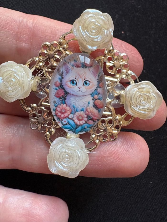 Broche chaton romantique naïf avec fleurs - photo numéro 4
