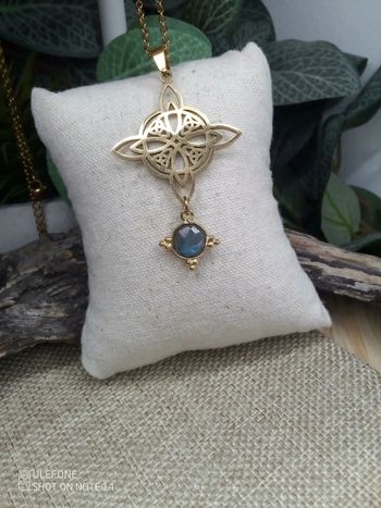 Collier noeud de sorcière et pierre de labradorite