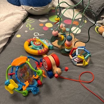 Lot jouets bébé