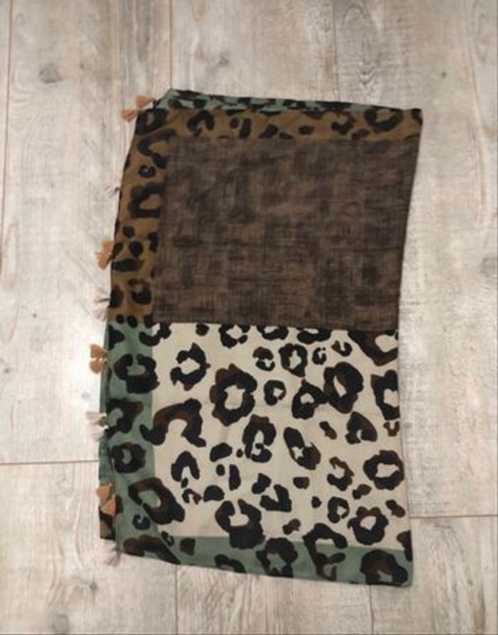 Écharpe châle imprimée léopard marron et vert kaki - photo numéro 4