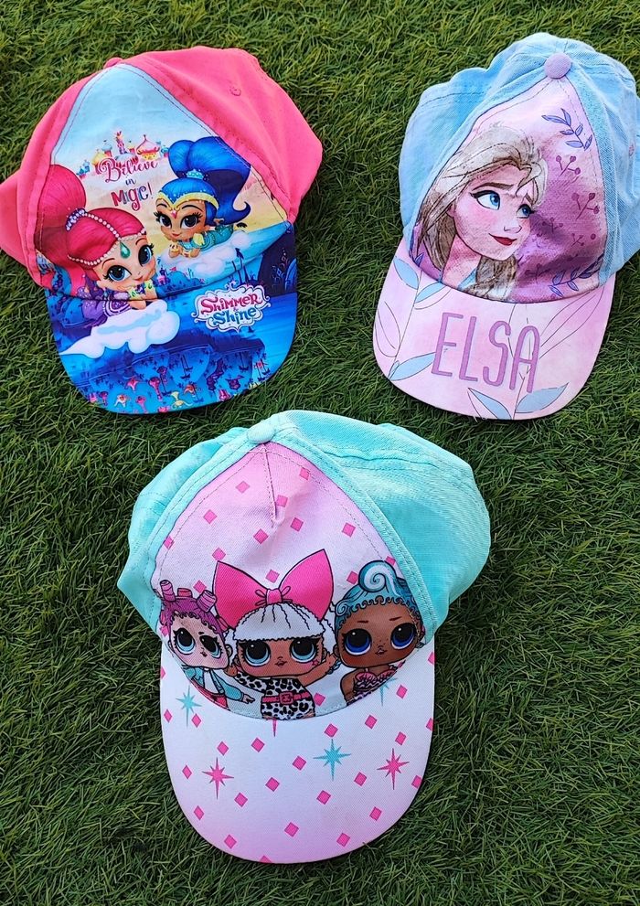 Lot de 3 casquettes réglables fille en bon état poupée LOL reines des neiges etc