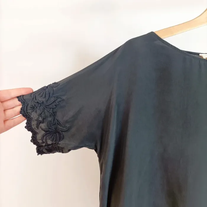 Tshirt noir en Soie - manches courtes, broderies et lien à la taille taille 36 A577 - photo numéro 4