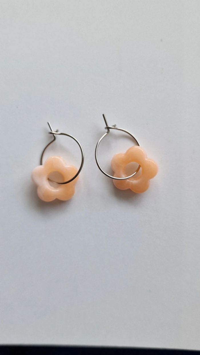 Boucle d'oreille créoles et fleurs abricot