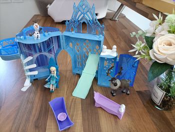 Joli petit château bleu Palais des Glaces Reine des Neiges avec mobilier et figurines
