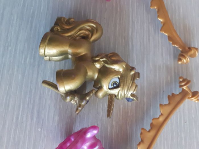 Petit poney doré - photo numéro 4