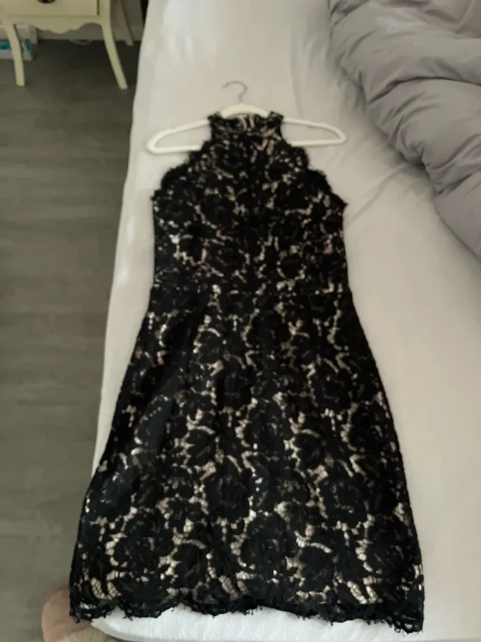 Robe chic noir fond beige - photo numéro 3