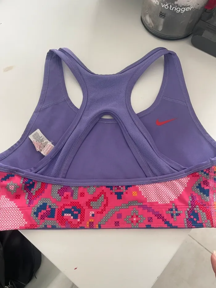 Brassiere fille Nike état neuf xl - photo numéro 2