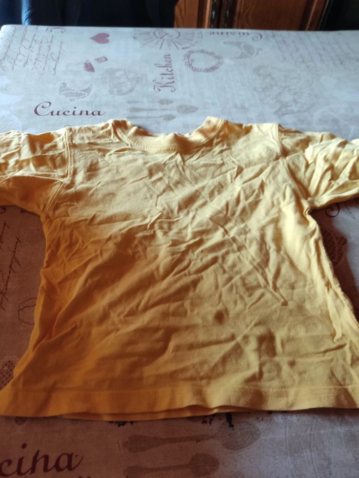 lot vêtements 4 ans 1 pantalon bordeaux, 1 sweat bordeaux 3  shirt vert, 1 jaune,  1 vert beige rayé - photo numéro 7