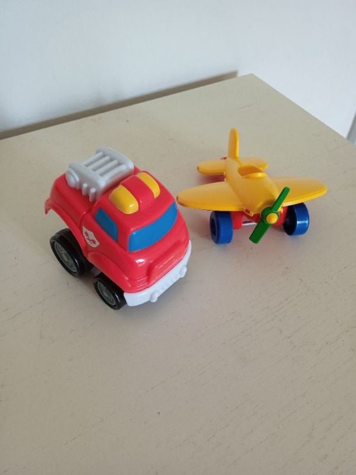 Camion de pompier et avion