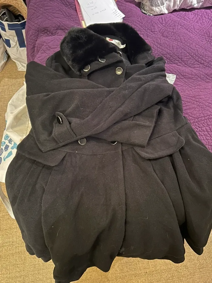 Manteau noir avec Fausse fourrure au cou. - photo numéro 7