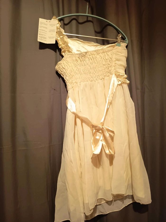 Robe soirée, bustier Une manche sans bretelles et l'autre satin filet or. Marque U Queenie. - photo numéro 3