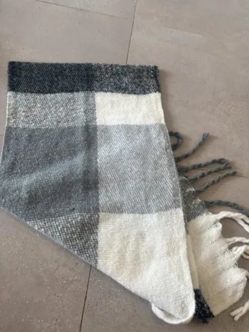 Echarpe grise et blanche, bon état mais il y a une toute petite trace, 50x200cm