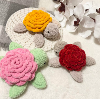 🐢🌹 Peluche Tortue avec Rose au crochet – Fait main avec amour 🧶💖