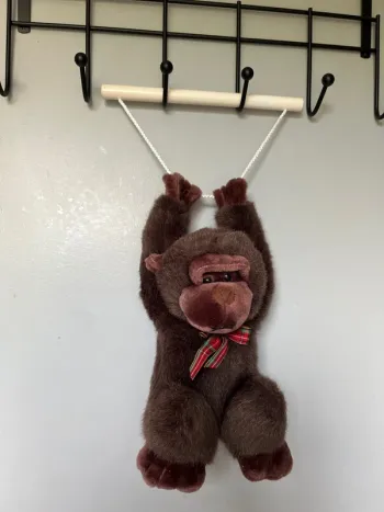 Peluche singe à suspendre