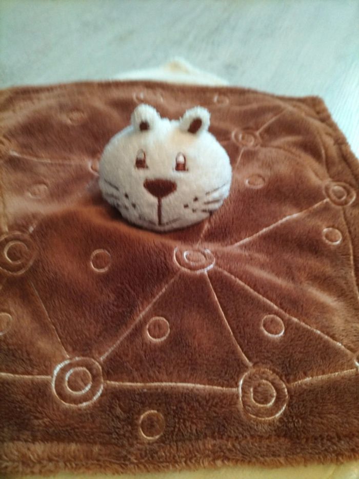 Doudou peluche plat chat marron et beige avec hochet à l'extrémité Ti Lidou malin - photo numéro 2