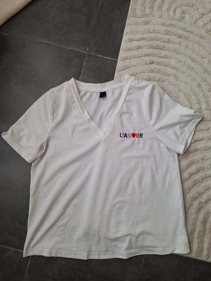 T-shirt col V brodé