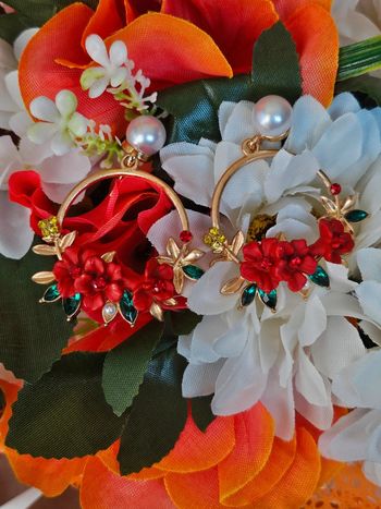 Boucles d oreilles anneaux avec perles d eau douce, fleurs et pierres topaz