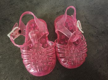 paire de sandales enfant rose en très bon état.
