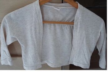 gilet ouvert tape à l'oeil crème fil doré 5 ans en très bon état