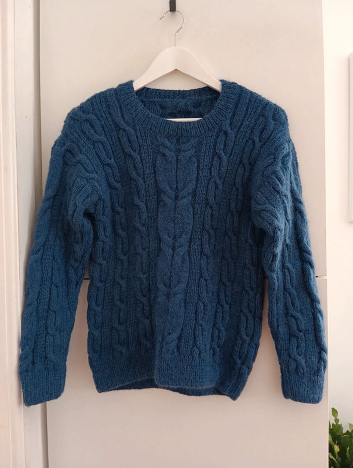 Pull bleu en laine torsadé doux et fluffy