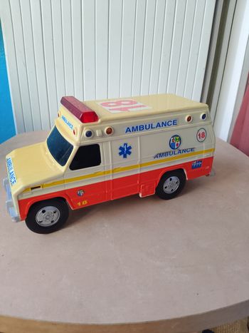 Ambulance avec sons et lumières