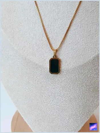 Collier doré pendentif noir rectangulaire – minimaliste et chic