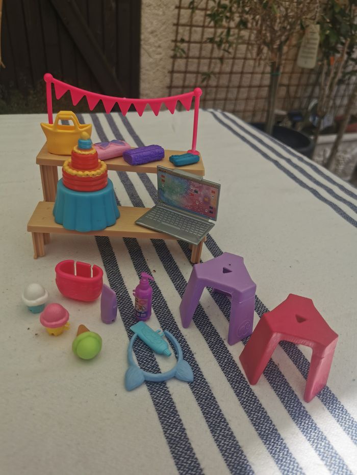 Lot de 17 objets accessoires jouets Barbie et autres poupées.