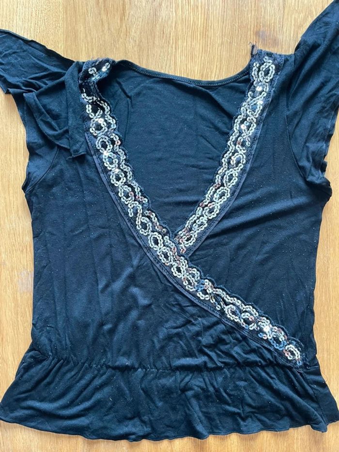 Top noir croisé/ cache coeur à sequins TU