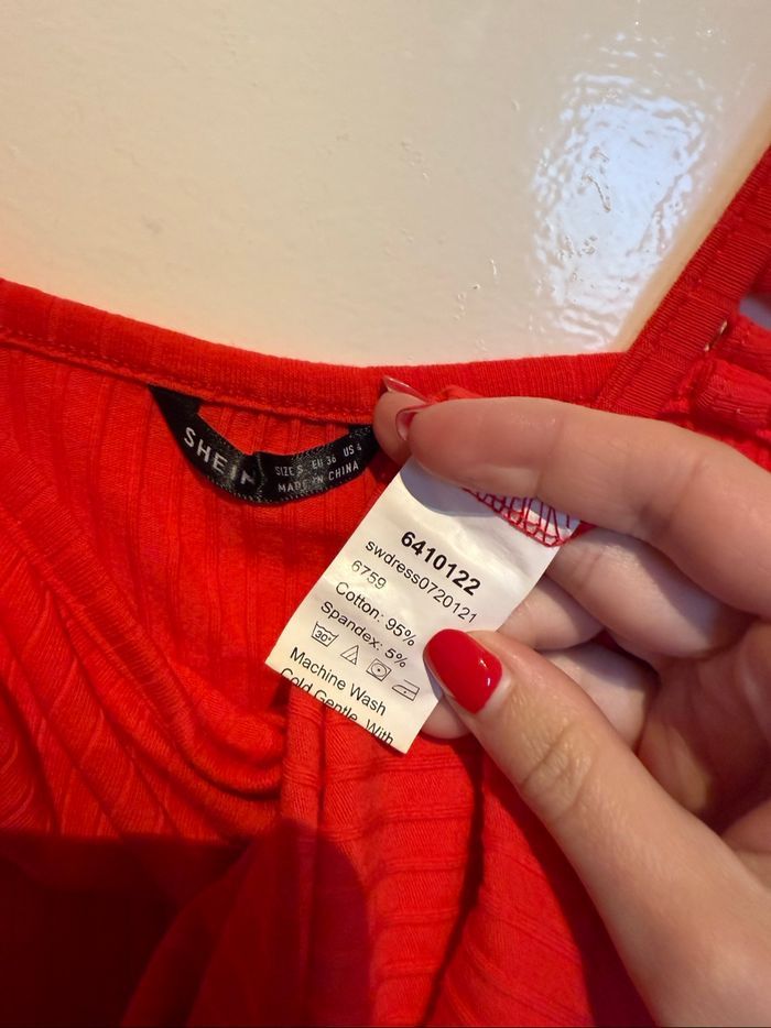 Robe rouge moulante - photo numéro 2