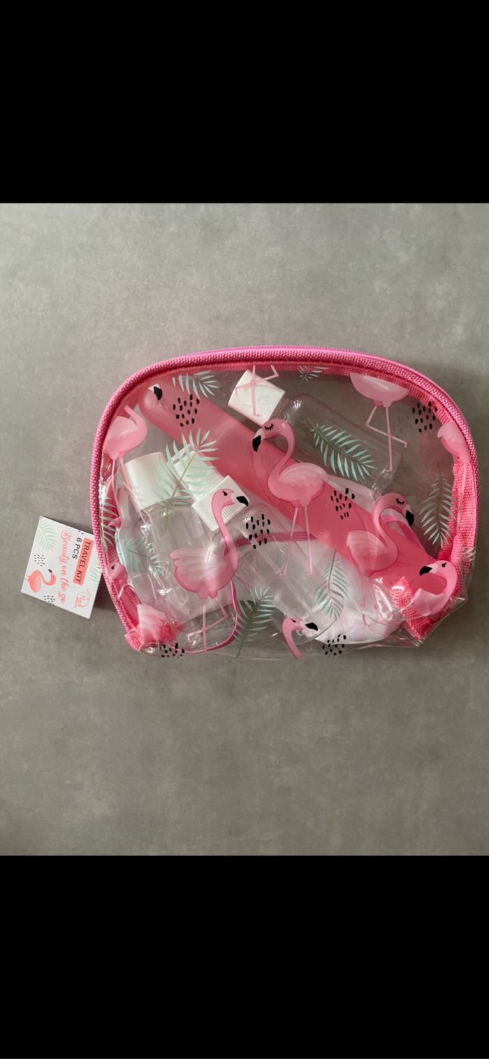Trousse flamant rose avec Kit de voyage cabine