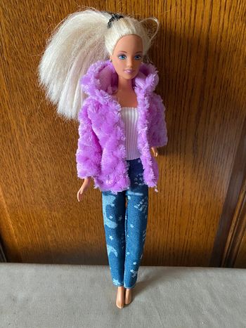 Barbie avec ensemble haut pantalon et veste fourrure