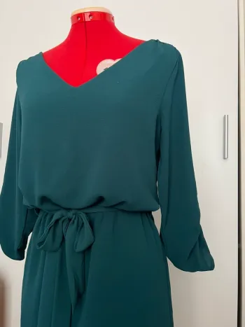 Robe ceinturée col V vert émeraude Akoz