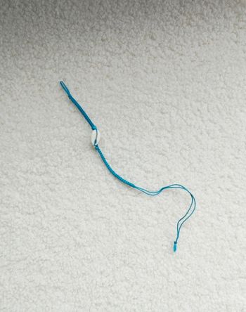 Bracelet bleu et coquillage blanc neuf
