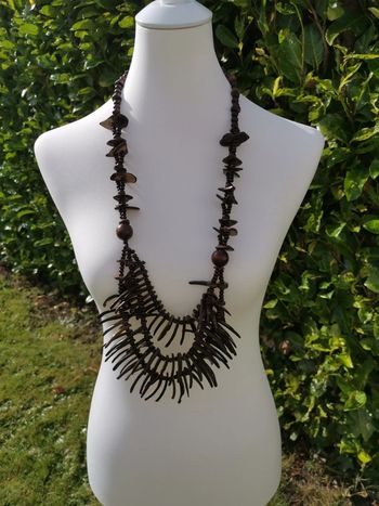 Collier en bois vintage