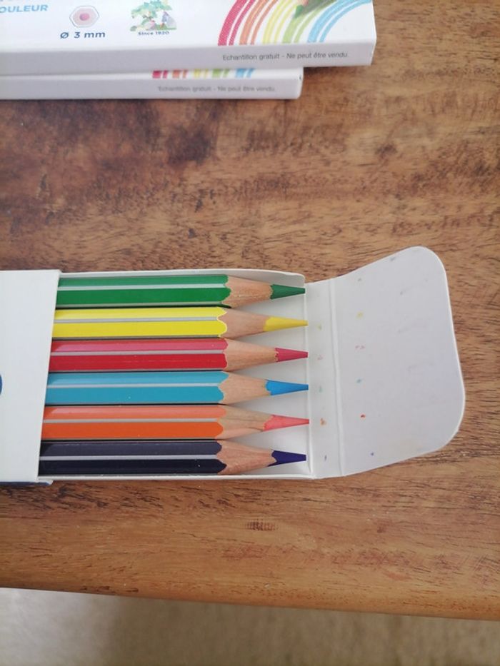 Lot feutres et crayons de couleur - photo numéro 3
