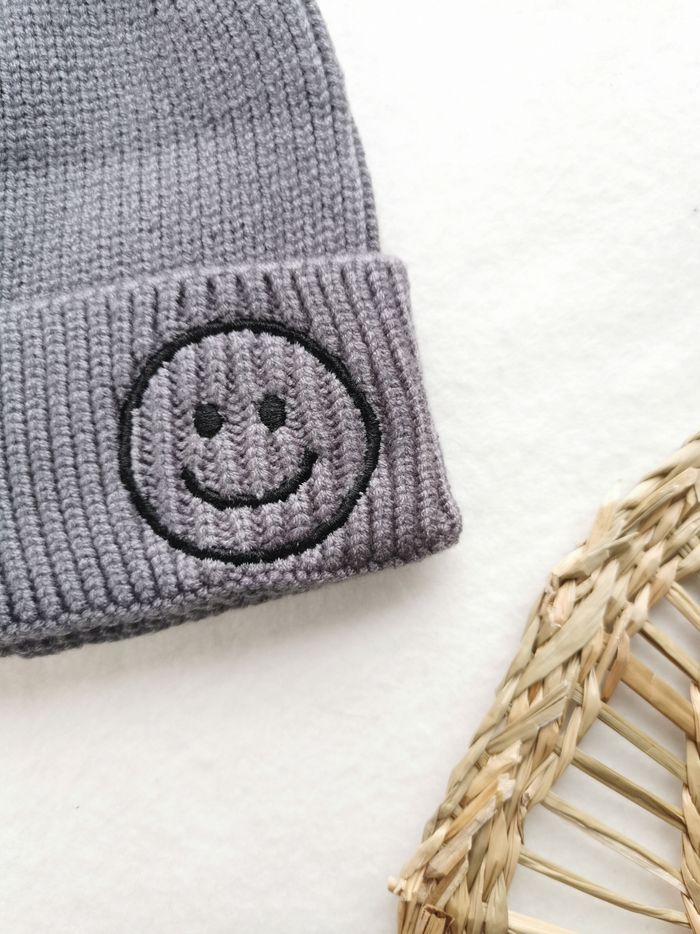Bonnet smiley gris à revers - photo numéro 2