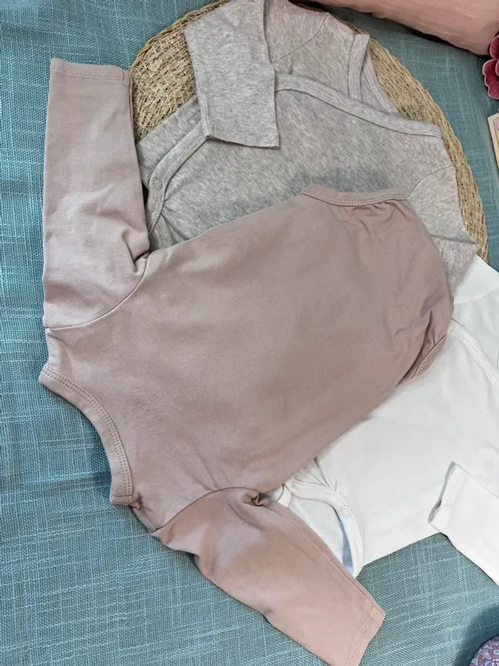Lot de 5 bodies taille 2-4 mois 62 cm h&m - photo numéro 8