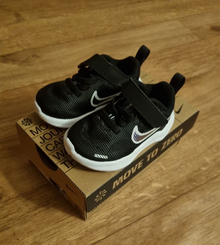 basket Nike noir et blanche taille 18 1/2