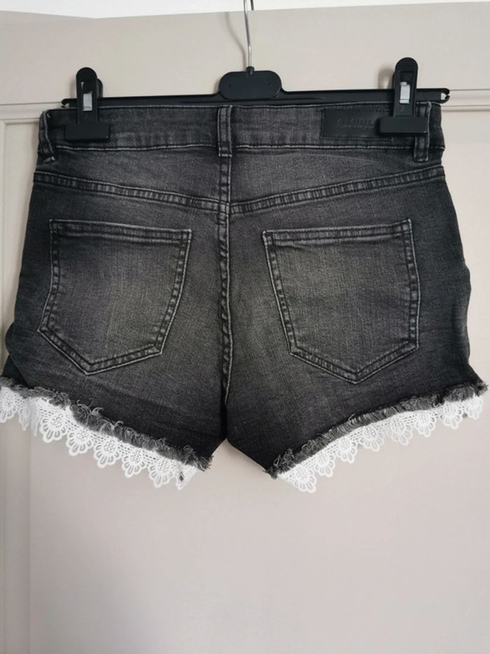 Short en jean noir et dentelle - photo numéro 2