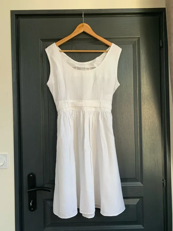 Robe blanche avec noeud sur le devant - photo numéro 3