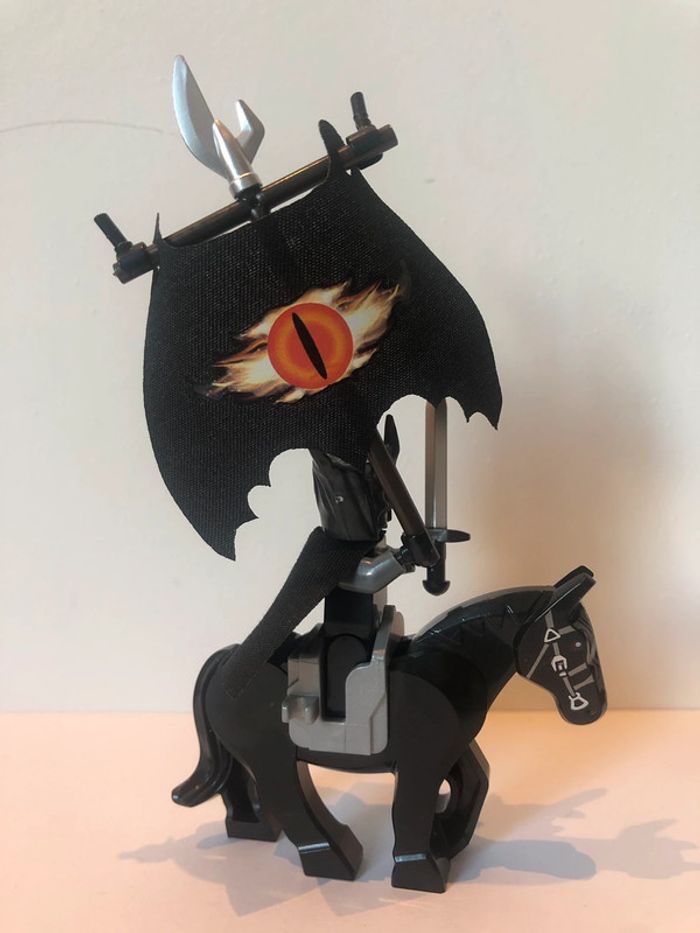 Figurine type lego la bouche de Sauron avec l’étendard.  le seigneur des anneaux/hobbit - photo numéro 4