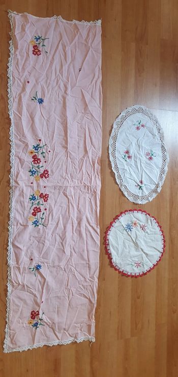 Lot de napperons brodés vintage