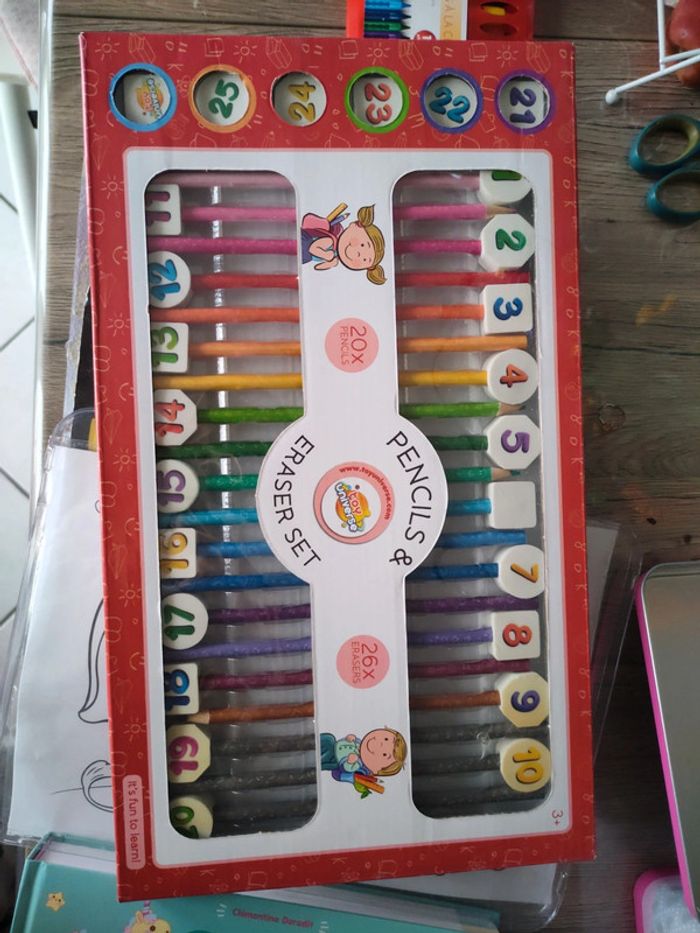 Crayons de couleur et gommes - photo numéro 2