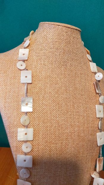 Collier long nacré en perles carrées et rondes – Collection Terres d’Ailleurs